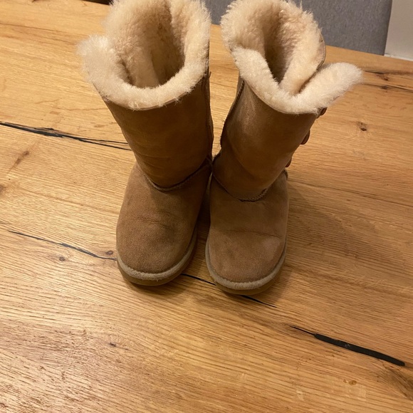 Ugg Girls' Bailey Button Triplet II Boots (Youth) size 1 - Picture 3 of 8